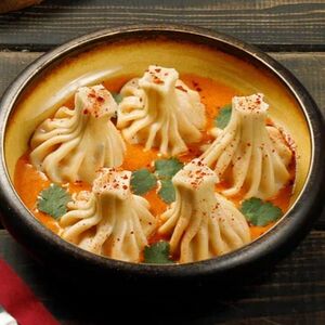 Мини-хинкали с тигровой креветкой в соусе Том-ям