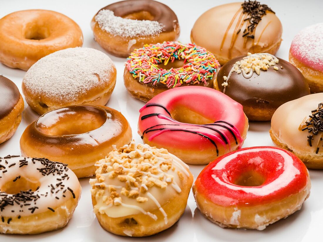 Krunchy dream. Кофейня Krispy Kreme Doughnuts. Пончик (кондитерское изделие). Красивые пончики. Пончики Krispy.