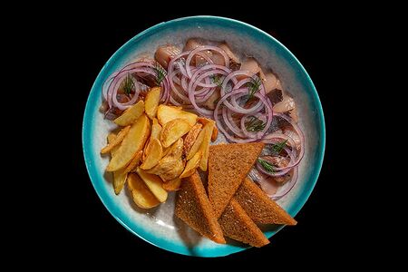 Сельдь с картофелем и гренками