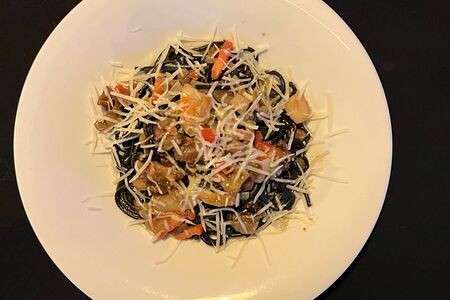 Черные спагетти с морепродуктами