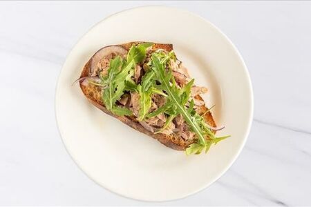 Брускетты тунец, рукколла и кр. лук