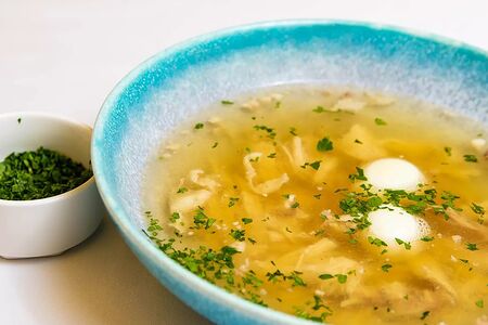 Бульон с курой и яйцом