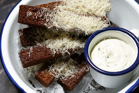 Гренки чесночные с пармезаном