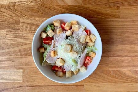 Салат Цезарь с курицей