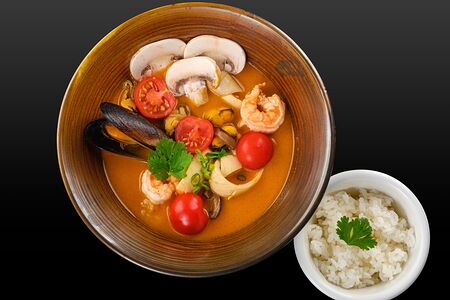 Том ям с морепродуктами