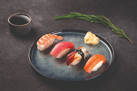 Суши нигири с лососем