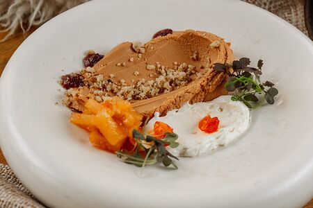 Паштет из птицы с чатни из айвы