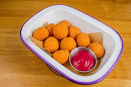 Хрустящий сыр томм с малиновым джемом