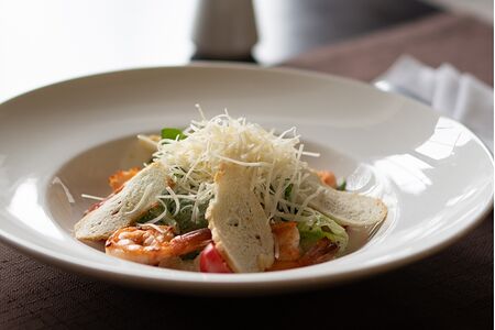 Салат Цезарь с креветками