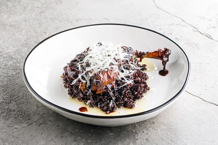 Утиная ножка с рисом неро