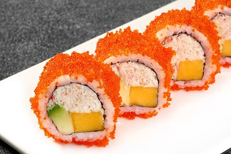 Ролл Калифорния с крабом и манго