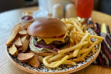 Бургер с котлетой из мраморной говядины