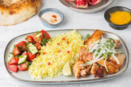 Шаурма на тарелке со свининой и рисом