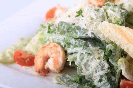 Салат Цезарь с креветками