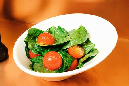 Шпинат с томатами черри