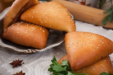 Пирожок с ветчиной и сыром