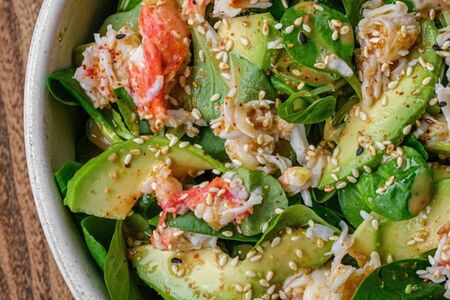 Зелёный салат с крабом