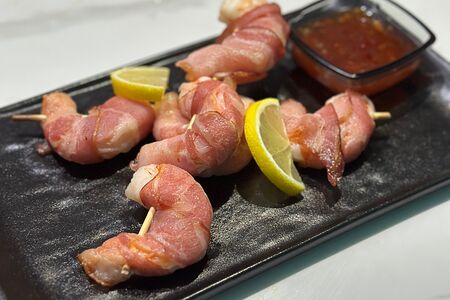 Креветки тигровые в беконе