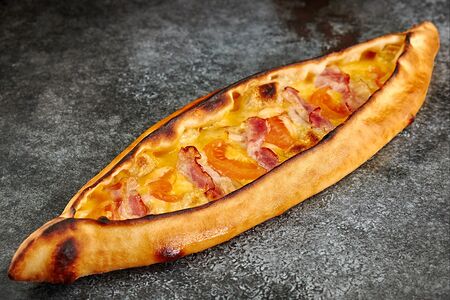 Пиде с беконом и томатами