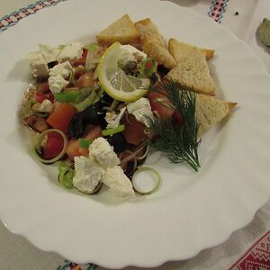 Салат Дамский с чесночными гренками, фетой и овощами