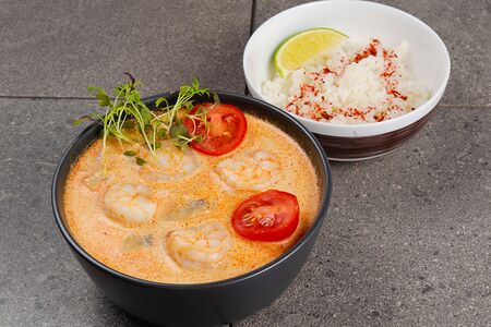 Сливочный том ям с креветками и лососем