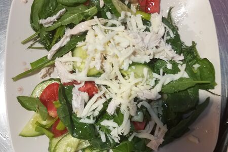 Салат с зеленю и с курицей