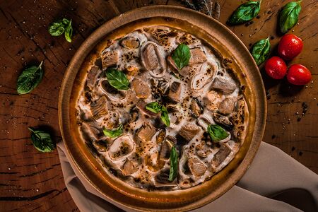 Пицца с морепродуктами и трюфельным соусом