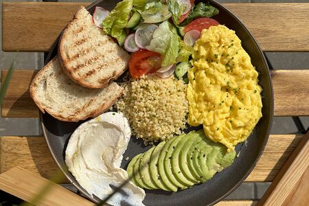 Скрембл с авокадо и крем-фетой