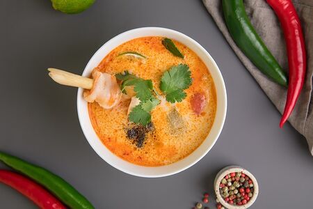 Острый суп с креветками и куриным филе в кокосовом молоке