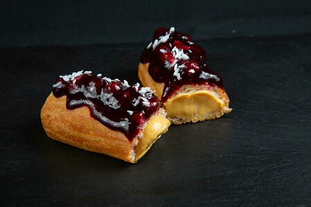 Эклер Облепиховый