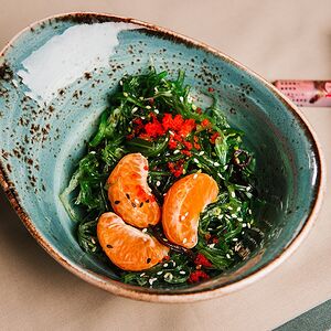 Салат из водорослей с ореховым соусом