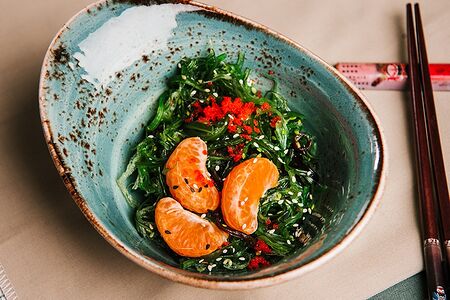 Салат из водорослей с ореховым соусом