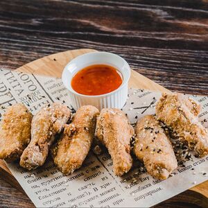 Куриные крылья фри под сладким соусом чили