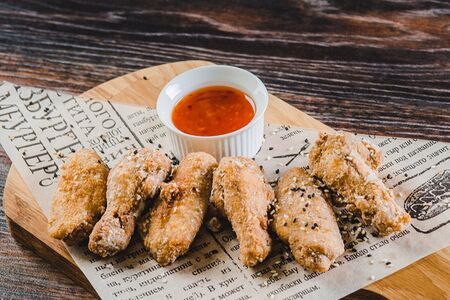 Куриные крылья фри под сладким соусом чили