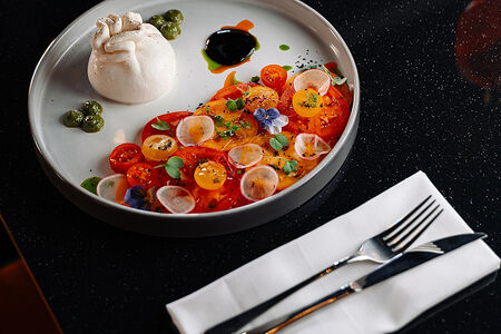 Буррата с томатами