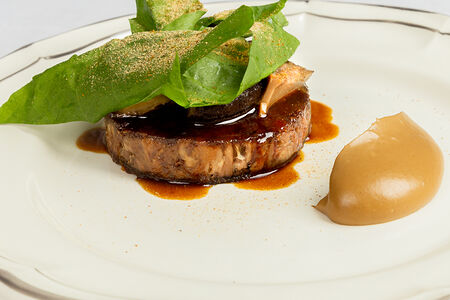 Лопатка ягненка с кремом из белых грибов