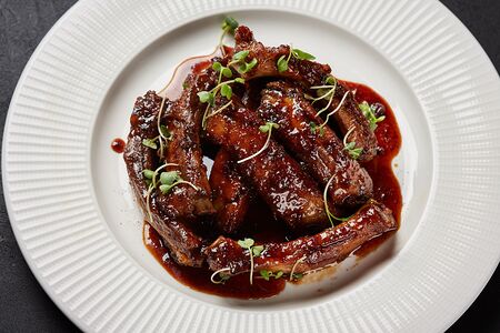 Глазированные свиные рёбра в соусе BBQ