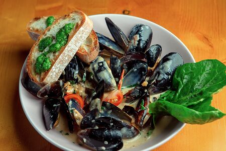 Мидии черноморские с соусом блю чиз