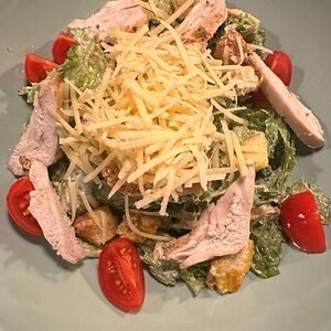 Салат Цезарь с курицей