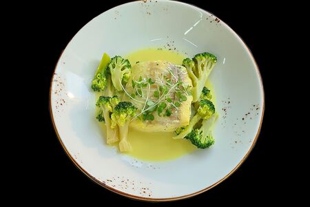 Треска с брокколи в пряном кокосовом соусе