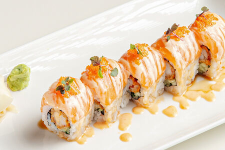 Ролл с хрустящей креветкой и лососем