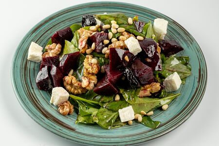 Салат с запеченной свеклой и имеретинским сыром