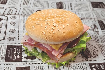 Бургер с беконом