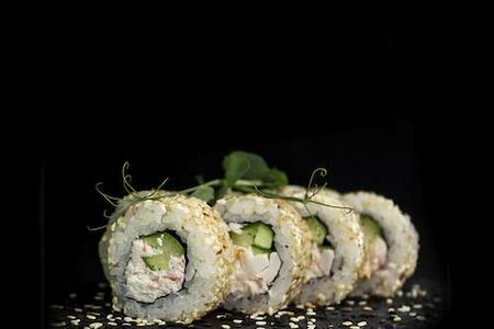 Калифорния в кунжуте ролл