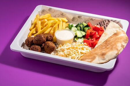 Шаверма на тарелке с фалафелем