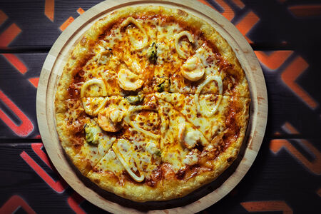 Пицца Морская с сырным бортом большая