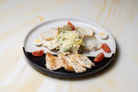 Салат Цезарь с цыпленком