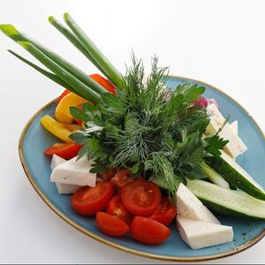 Свежие овощи с брынзой
