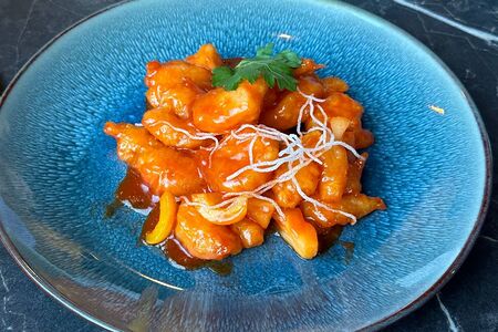 Креветки с ананасами в кисло-сладком соусе