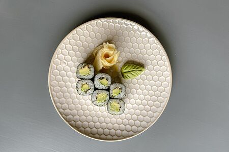 Ролл с авокадо